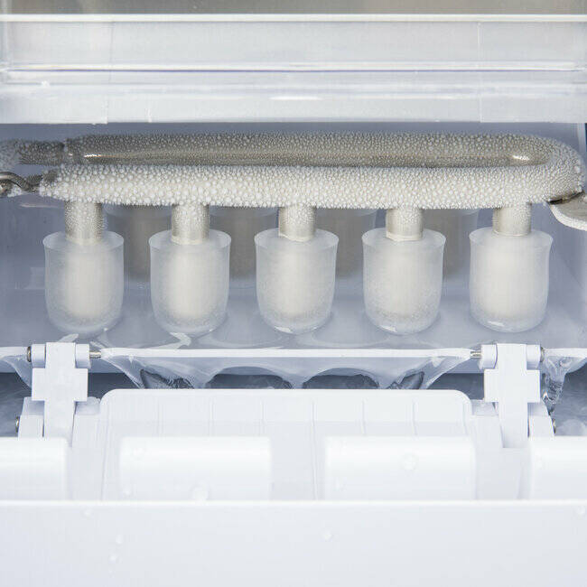 Das Frieren der Eiswürfel in der Maschine